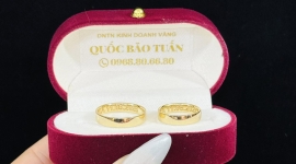 Tại sao nhẫn vàng trơn đang trở lại thời trang?