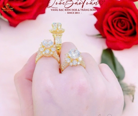 Nhẫn hột chủ viền tấm